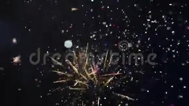 新年庆祝五彩缤纷的烟花。 夜空中闪烁着五彩斑斓的烟花。 烟花显示在